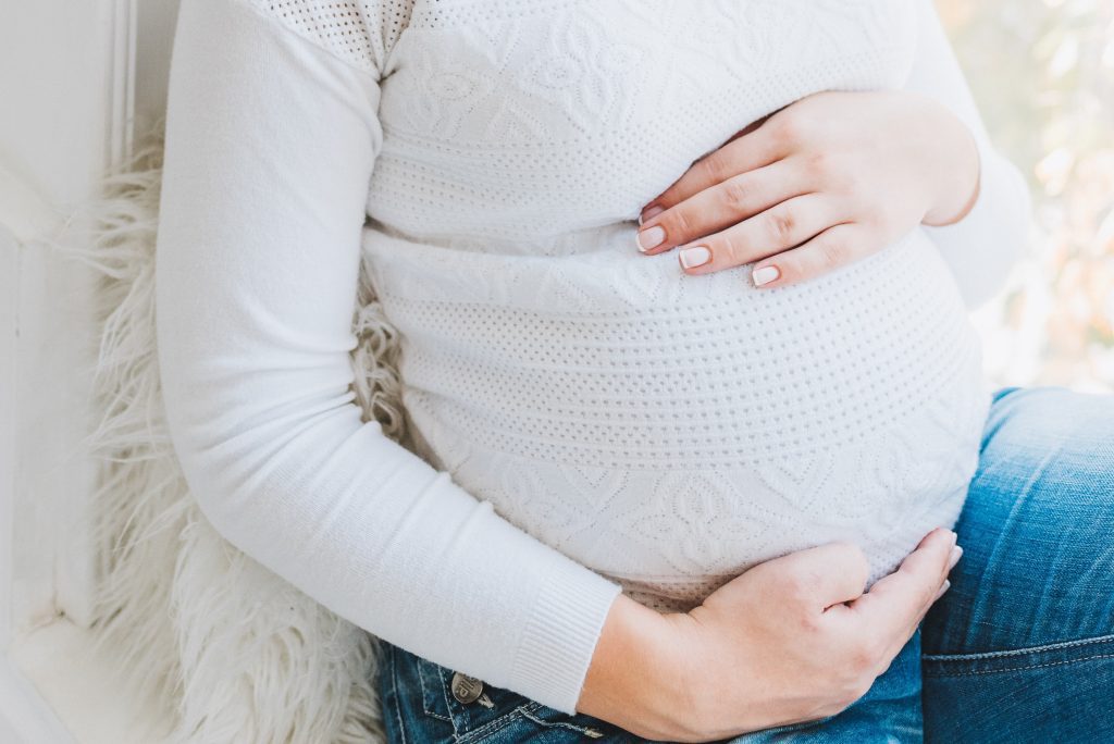 Kinderwunsch - Bauch einer schwangeren Frau