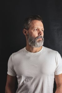 Mann über 50 mit Bart - Depression appoco