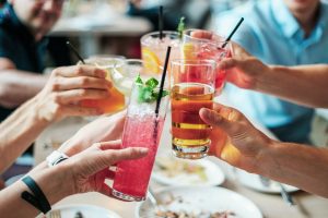 Menschen trinken Alkohol / Alkoholallergie